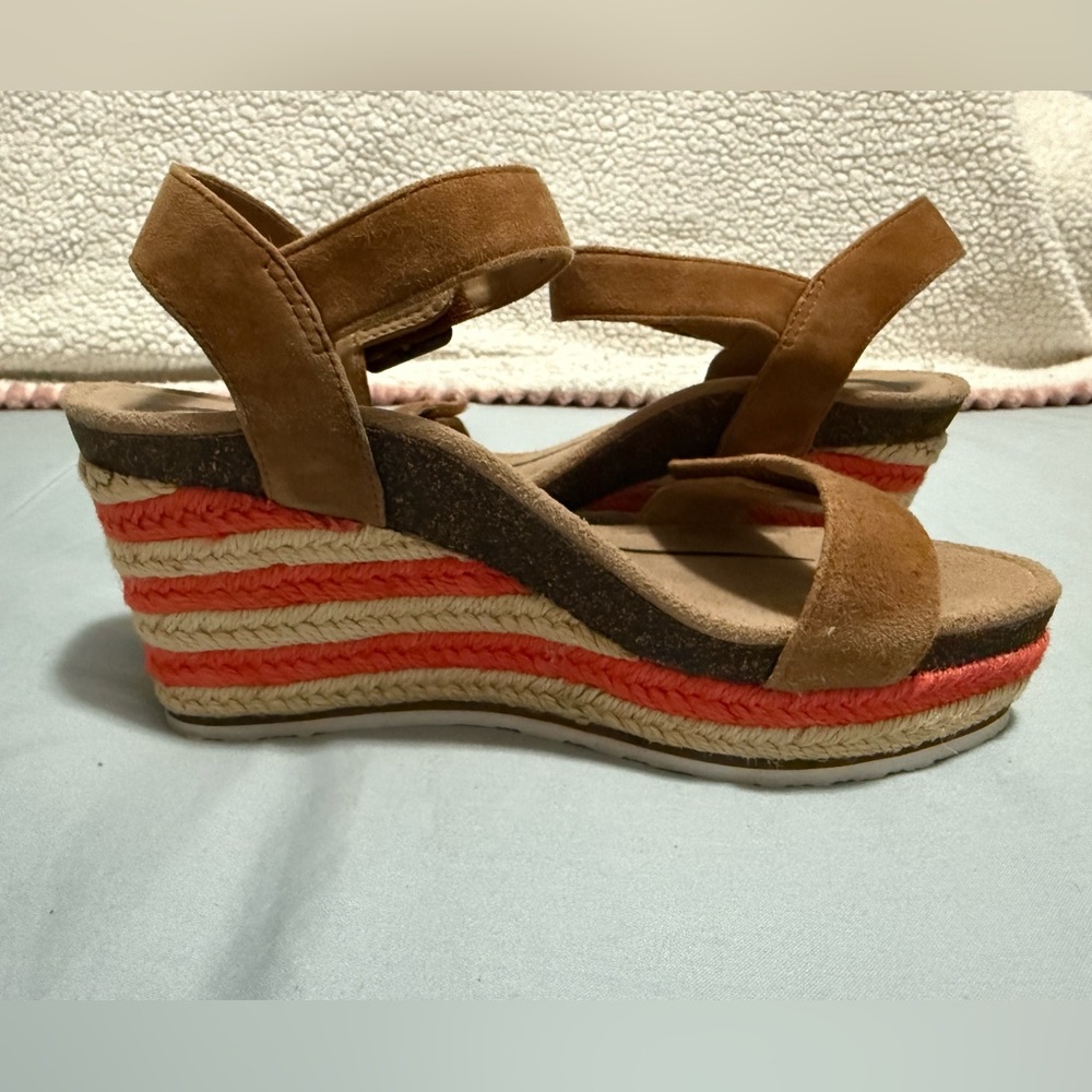 Stylish Tan and Red Wedge Sandals - Picture 4 of 8
